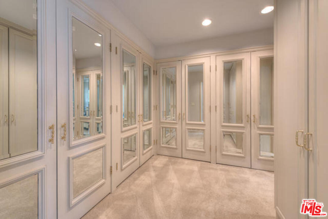 791 North Bundy Drive Los Angeles, CA 90049 - Photo 22 of 33 en empty room with white doors
