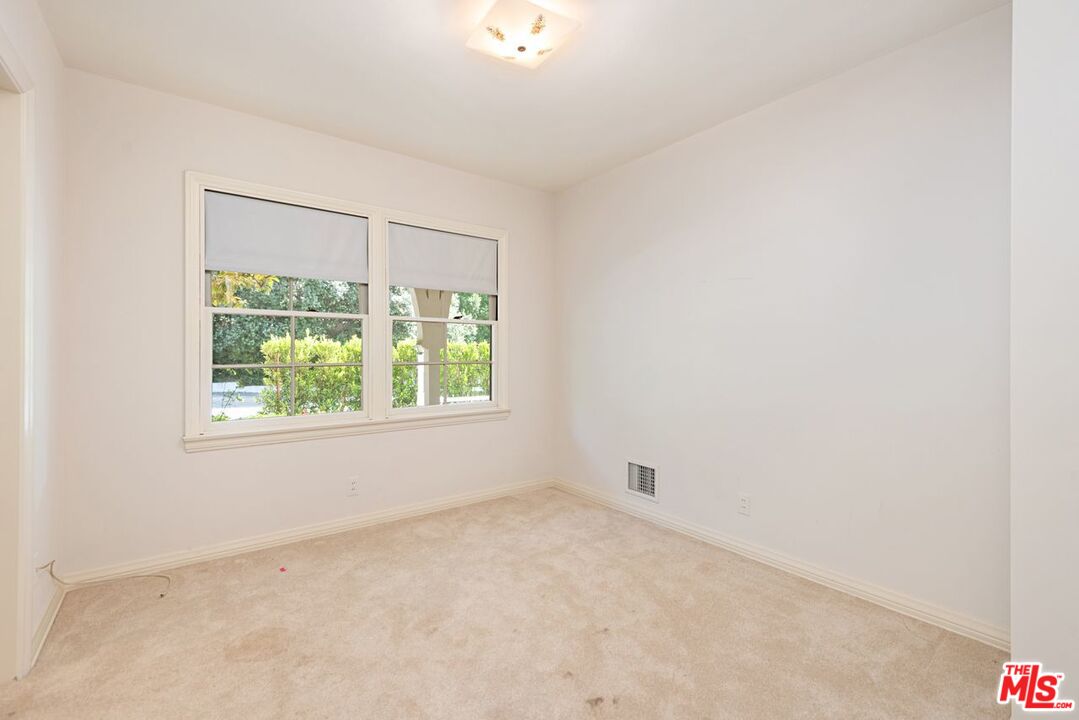 791 North Bundy Drive Los Angeles, CA 90049 - Photo 29 of 33 an empty room with a window