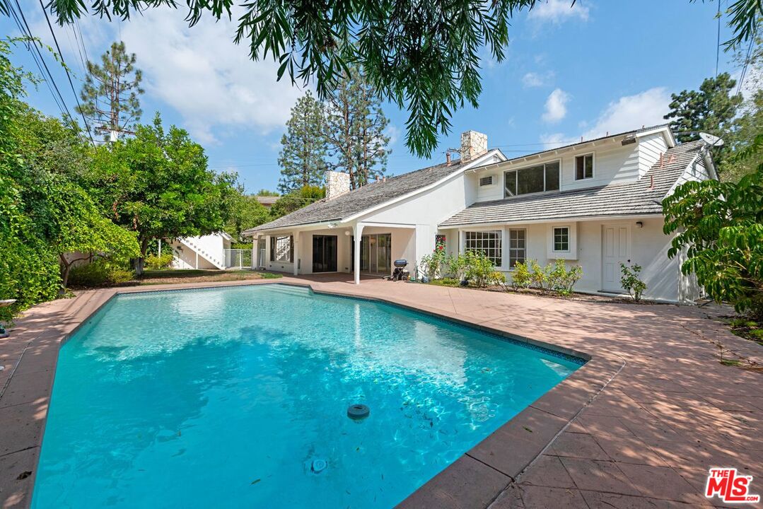 791 North Bundy Drive Los Angeles, CA 90049 - Photo 4 of 33 a front view of a house with a yard balcony