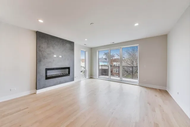 $649,000 | 3339 North Ridgeway Avenue, Unit 2N, Chicago, IL 60618