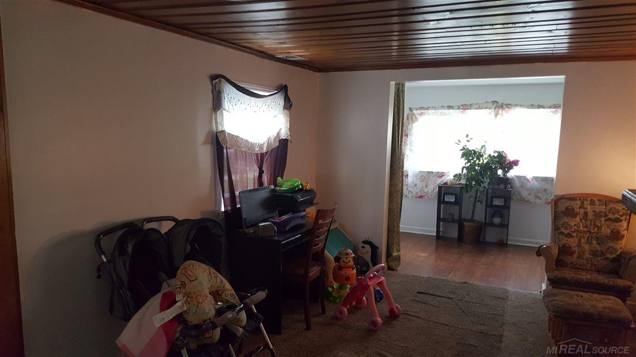 3709 Bendelow Road Rochester, MI 48307 - Photo 8 of 22 31291045-7.JPG