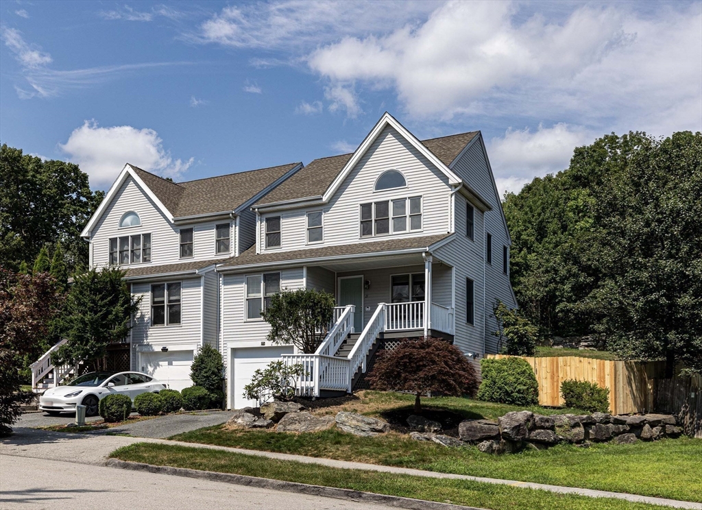 21 Midgley Lane Worcester, MA 01604 - Photo 2 of 25 a front view of a house with garden