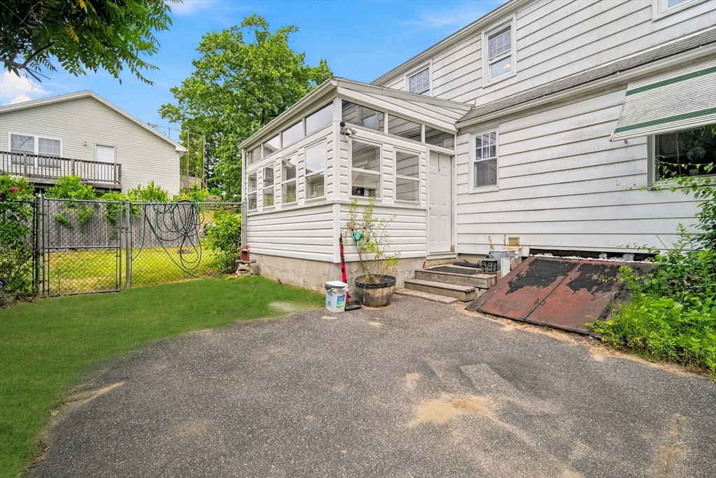 1258 Liberty Street Springfield, MA 01104 - Photo 27 of 32