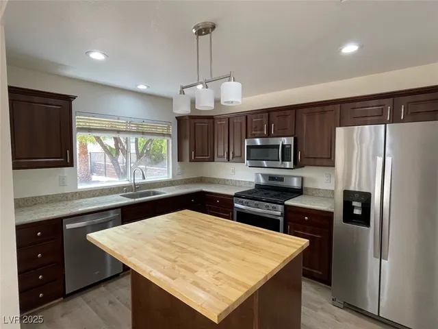 $2,100 | 9509 Sundial Drive, Las Vegas, NV 89134