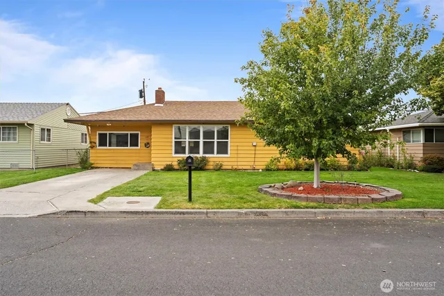 a view of entrance gate of the house