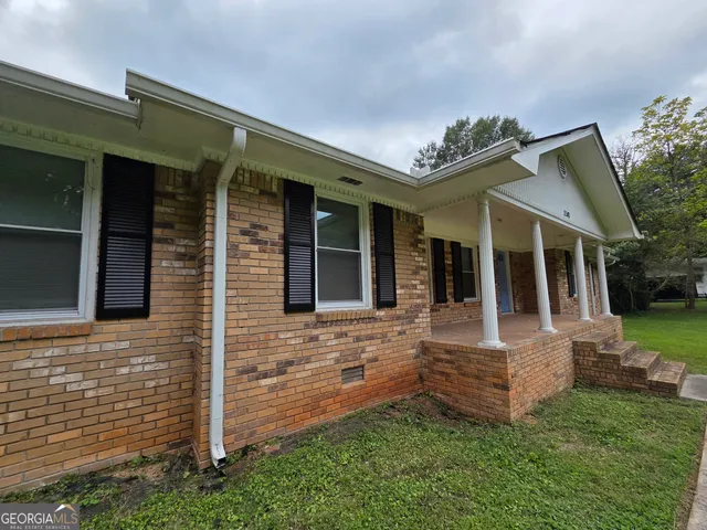 a view of front a house with a yard