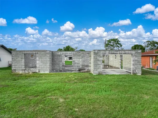 a view of a house with a backyard