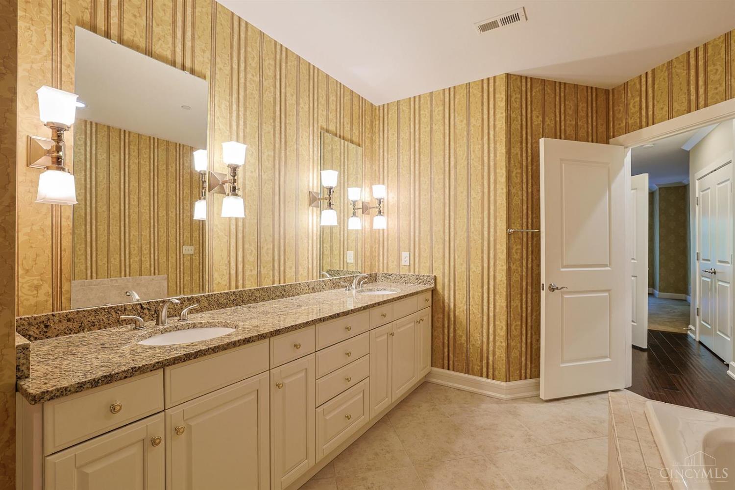 3942 Miami Road, Unit 203 Cincinnati, OH 45227 - Photo 24 of 39 Gallery Image 24