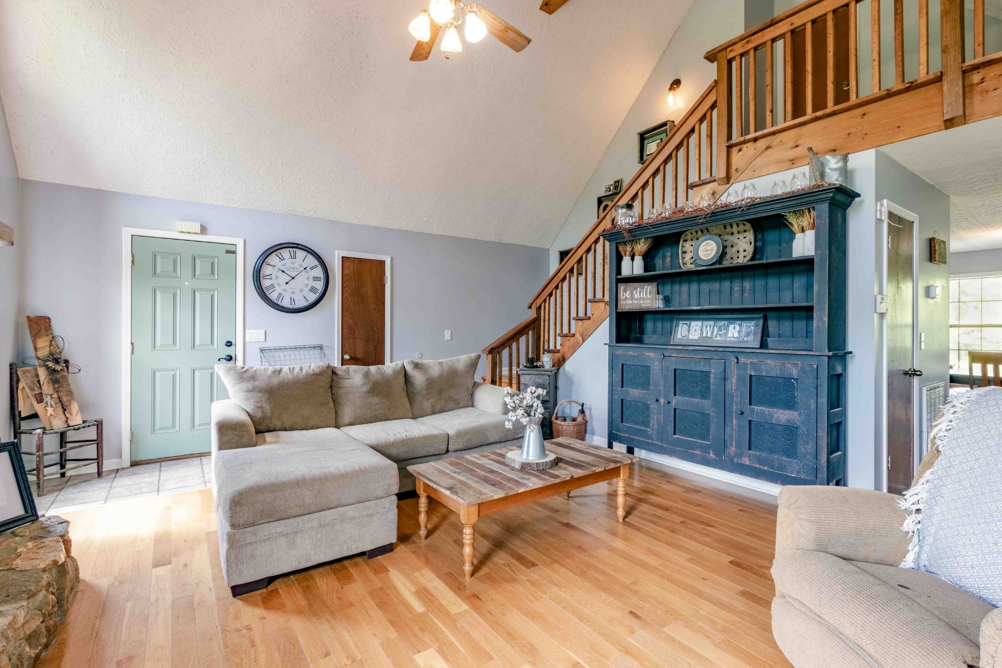 946 Hayes Ridge Road Indian Mound, TN 37079 - Photo 6 of 23 a living room with furniture a rug and a wall painting