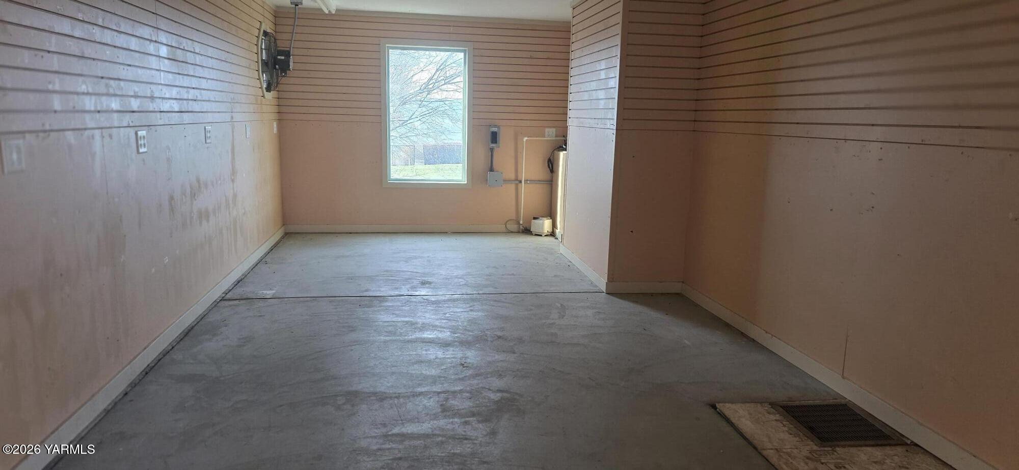 8601 Scenic Drive Yakima, WA 98908 - Photo 31 of 52 an empty room with windows