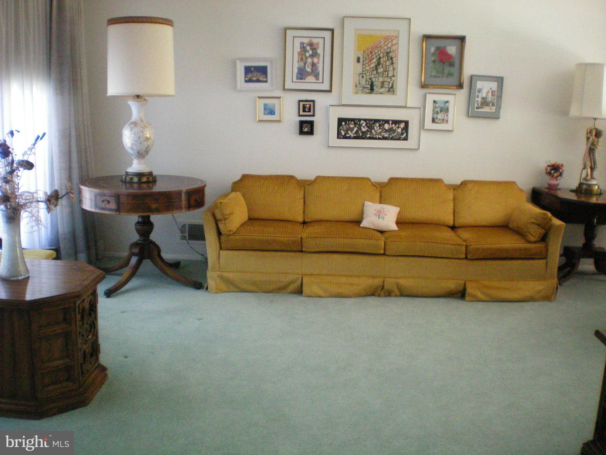3423 Janvale Road Baltimore, MD 21244 - Photo 4 of 15 Living Room