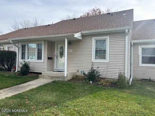 a view of a house with a yard