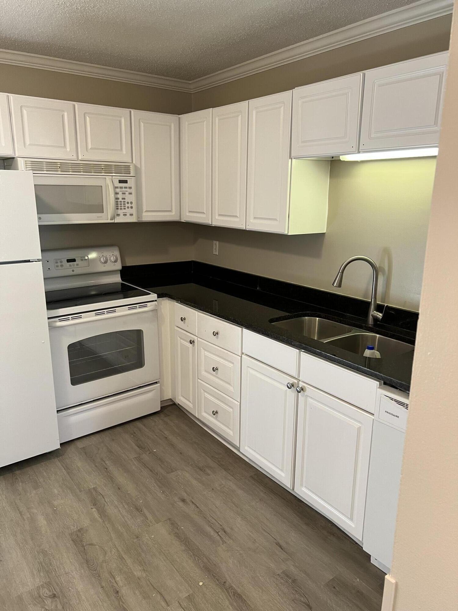 1810 Mepkin Road, Unit 1009 Charleston, SC 29407 - Photo 3 of 10 kitchen 3