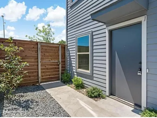 $2,100 | 4703 Columbia Avenue, Unit 103, Dallas, TX 75226