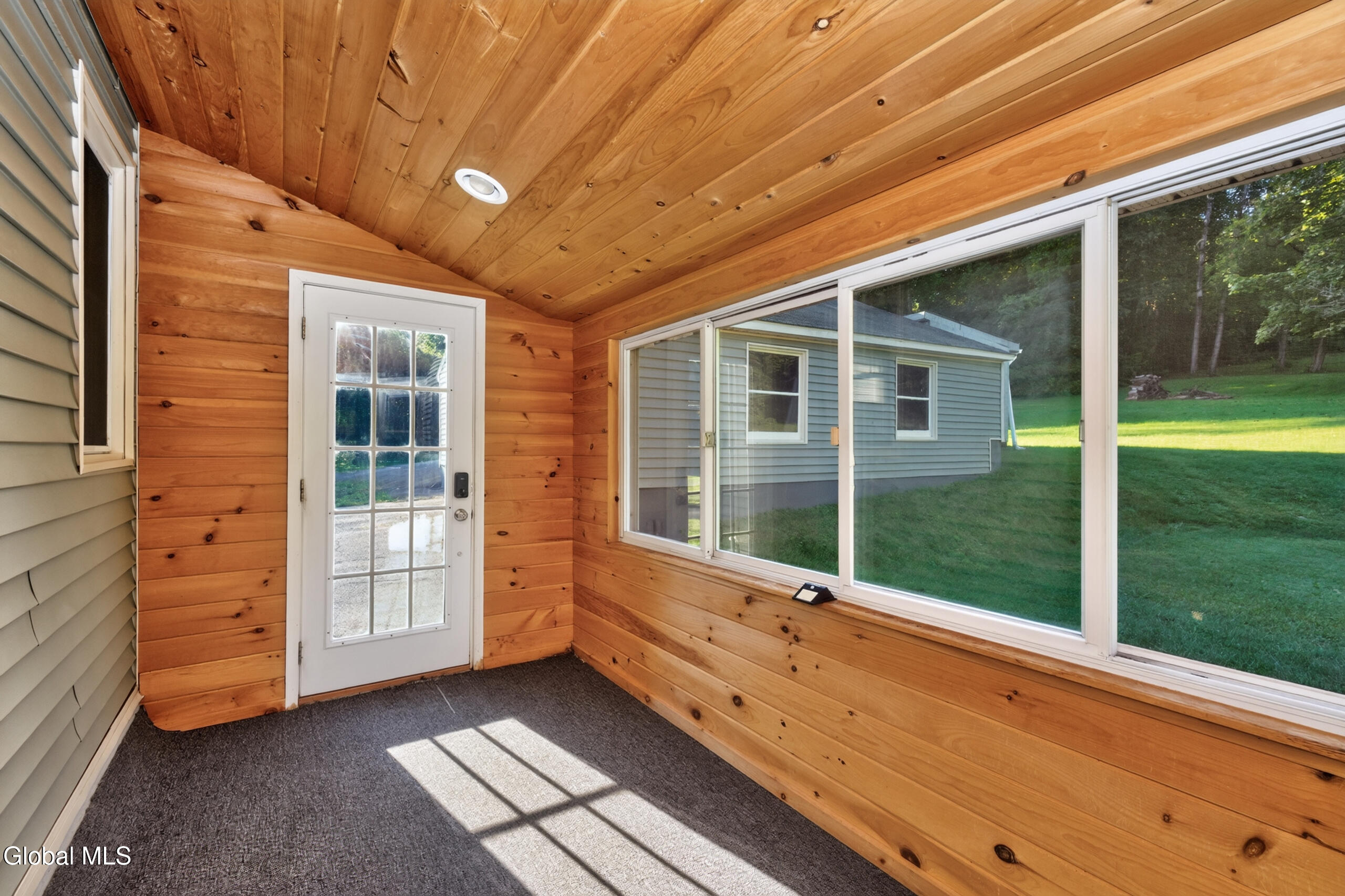 1059 Sacandaga Road Schenectady, NY 12302 - Photo 4 of 28 6 Mudroom 1
