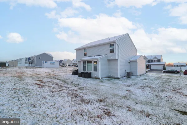 a view of a house with backyard