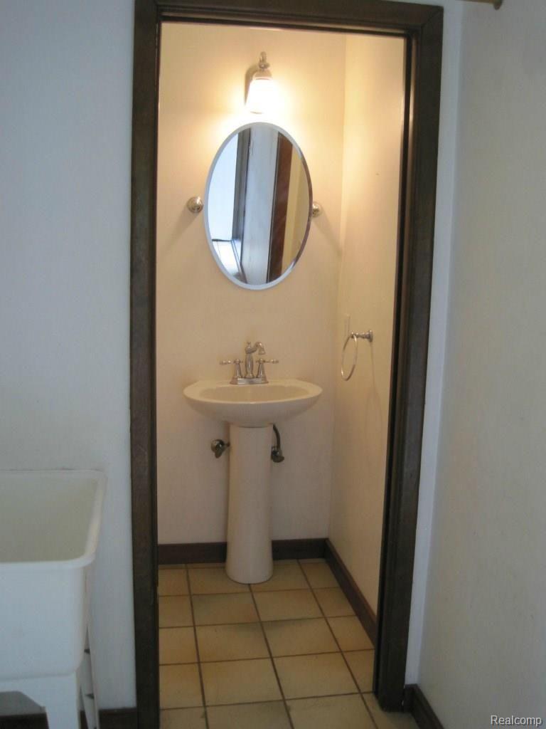 9202 Lee Road Brighton, MI 48116 - Photo 8 of 33 Half Bath main floor