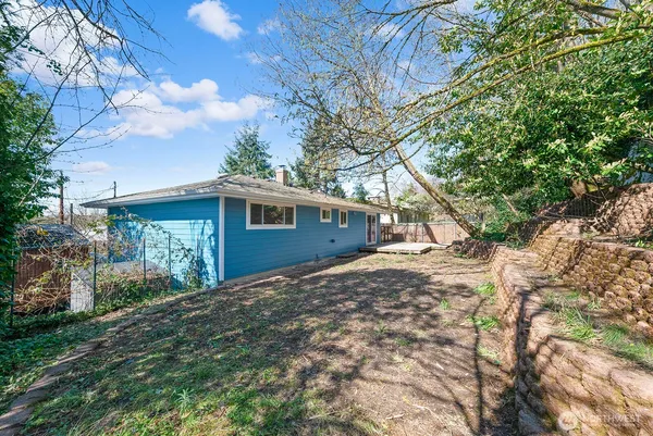 a view of a yard in front of a house with large tree