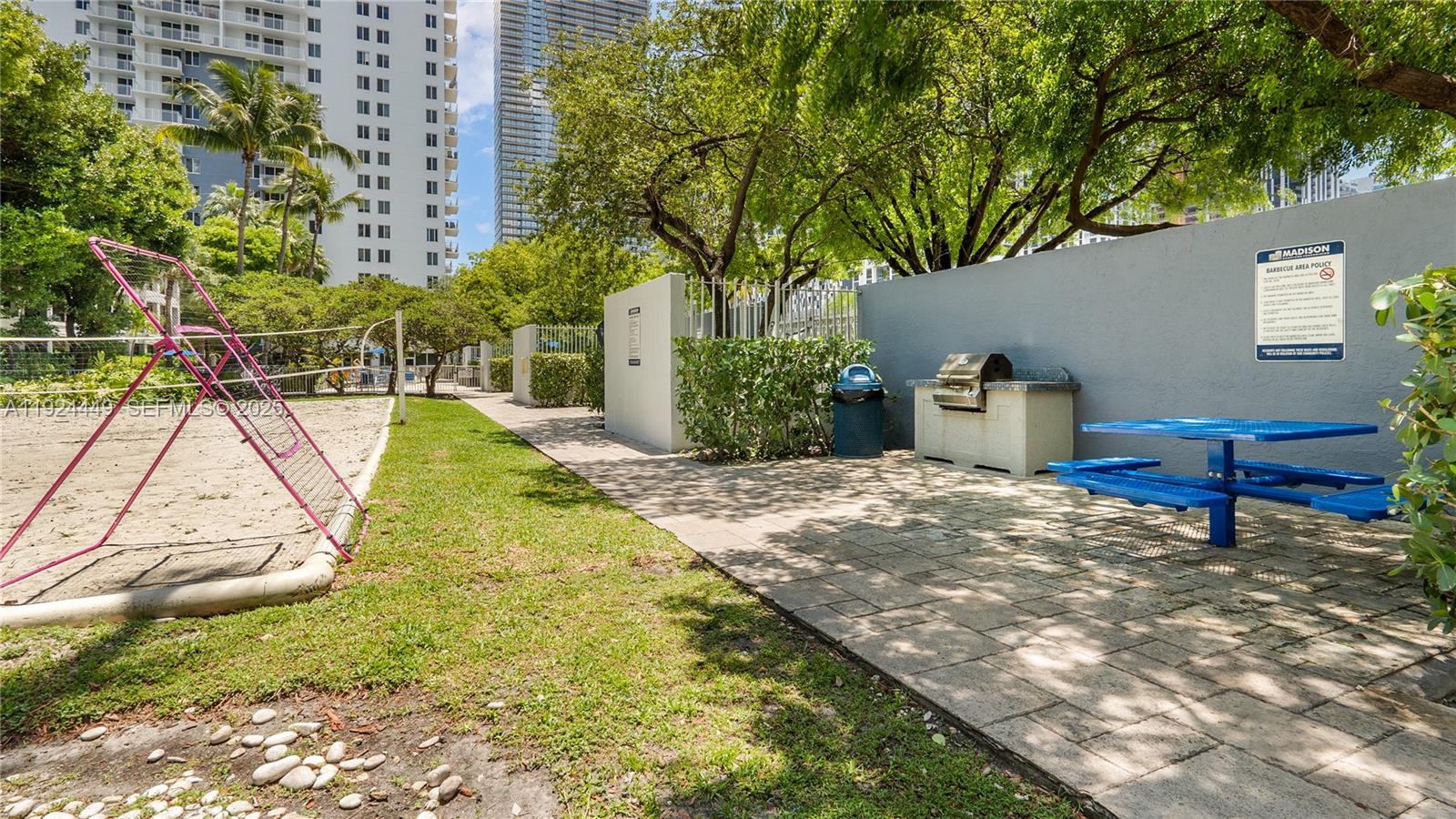 850 North Miami Avenue, Unit W1707 Miami, FL 33136 - Photo 33 of 35 a view of a backyard with a table and chair