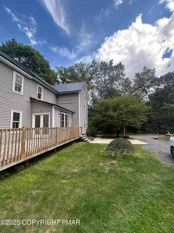 a view of a house with backyard and garden