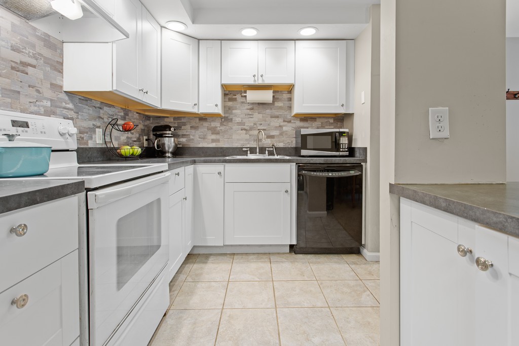 33 Washington Green, Unit 3 Walpole, MA 02032 - Photo 3 of 22