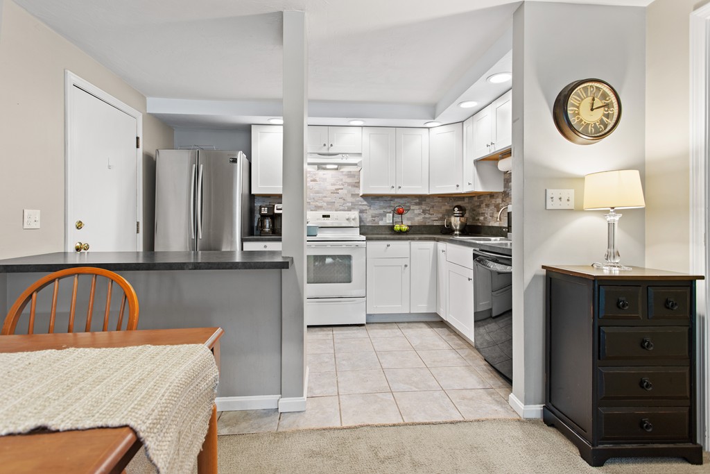 33 Washington Green, Unit 3 Walpole, MA 02032 - Photo 4 of 22