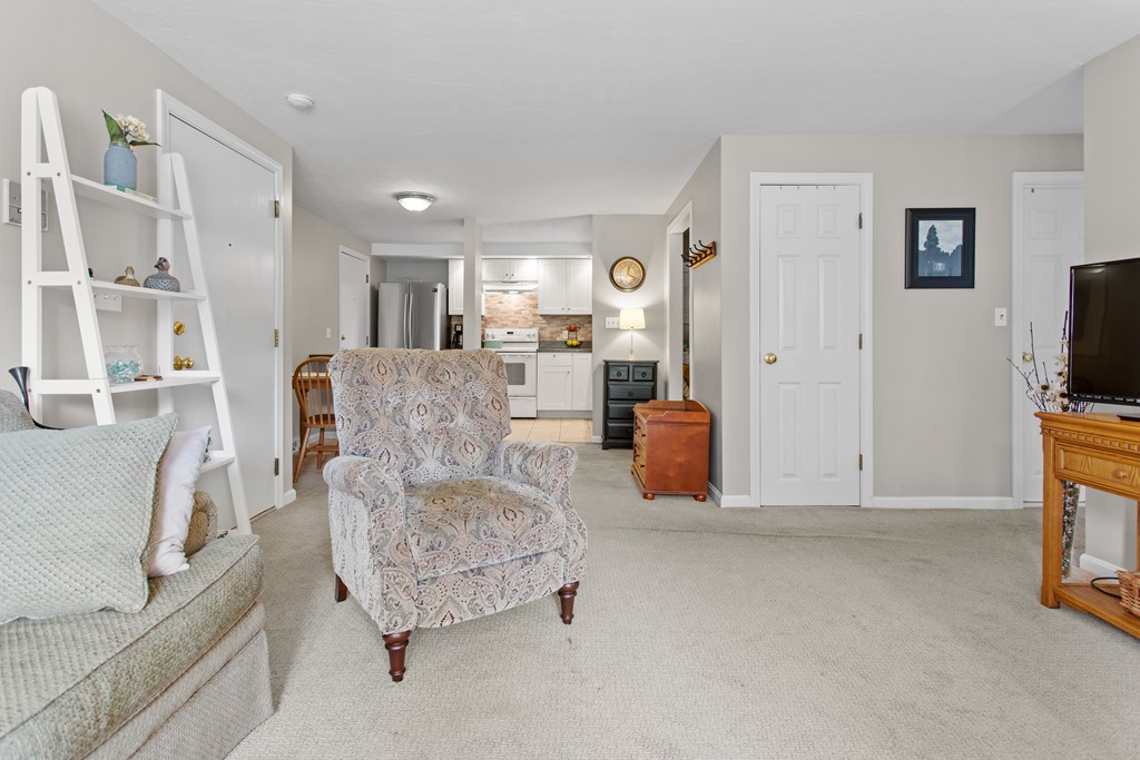 33 Washington Green, Unit 3 Walpole, MA 02032 - Photo 8 of 22