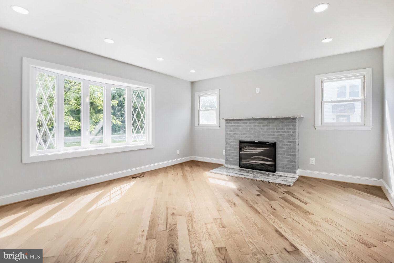 4912 Ridge Road Baltimore, MD 21237 - Photo 4 of 36 Living Room