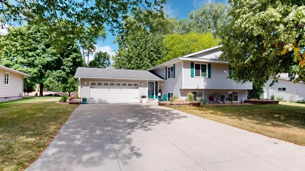 $308,000 | 1825 Bayview Drive, Albert Lea, MN 56007
