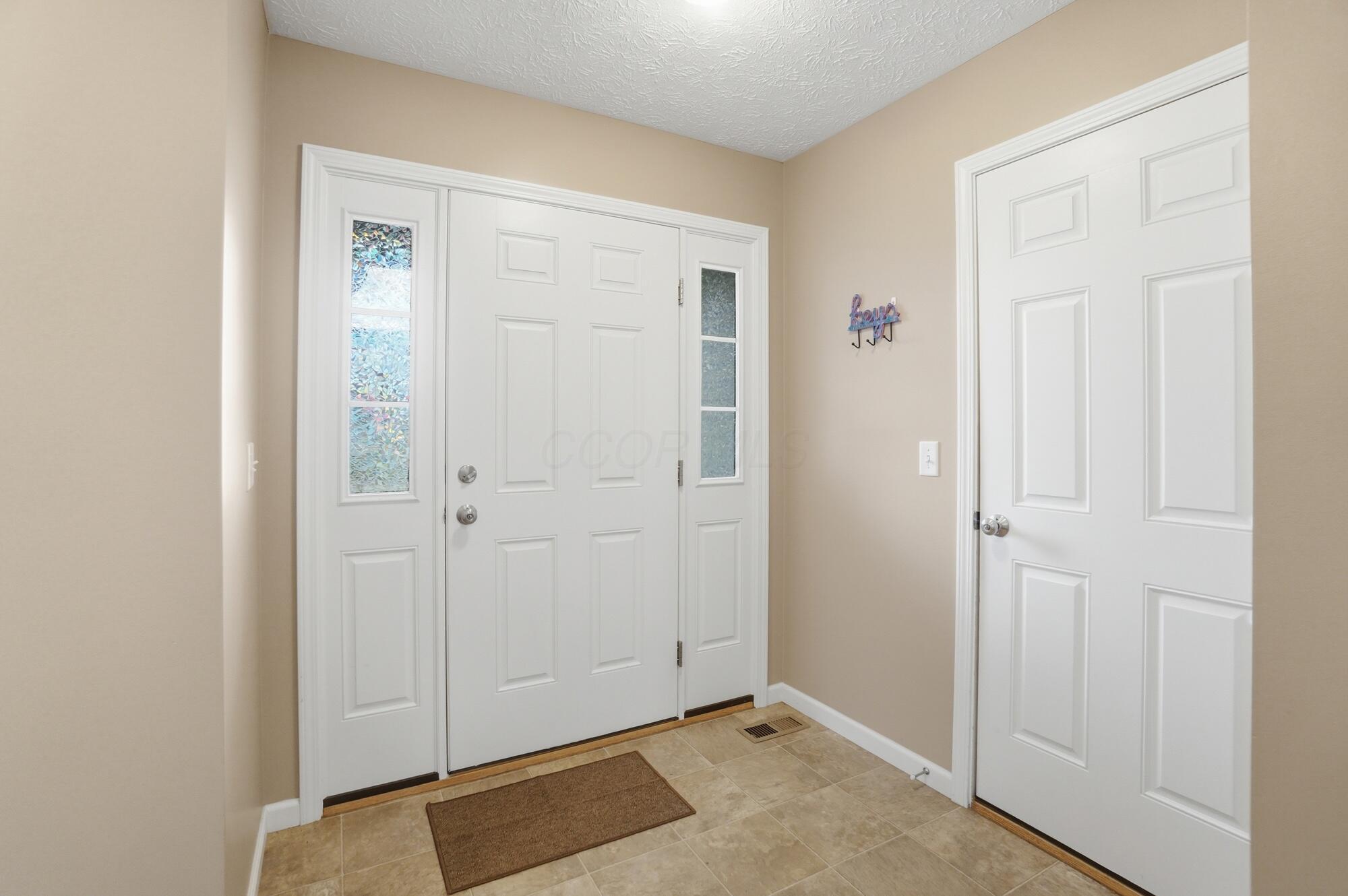 1728 Hunters Ridge Drive Troy, OH 45373 - Photo 3 of 47 Entry / Foyer - 1728 Hunters Ridge Drive, Troy, OH 45373