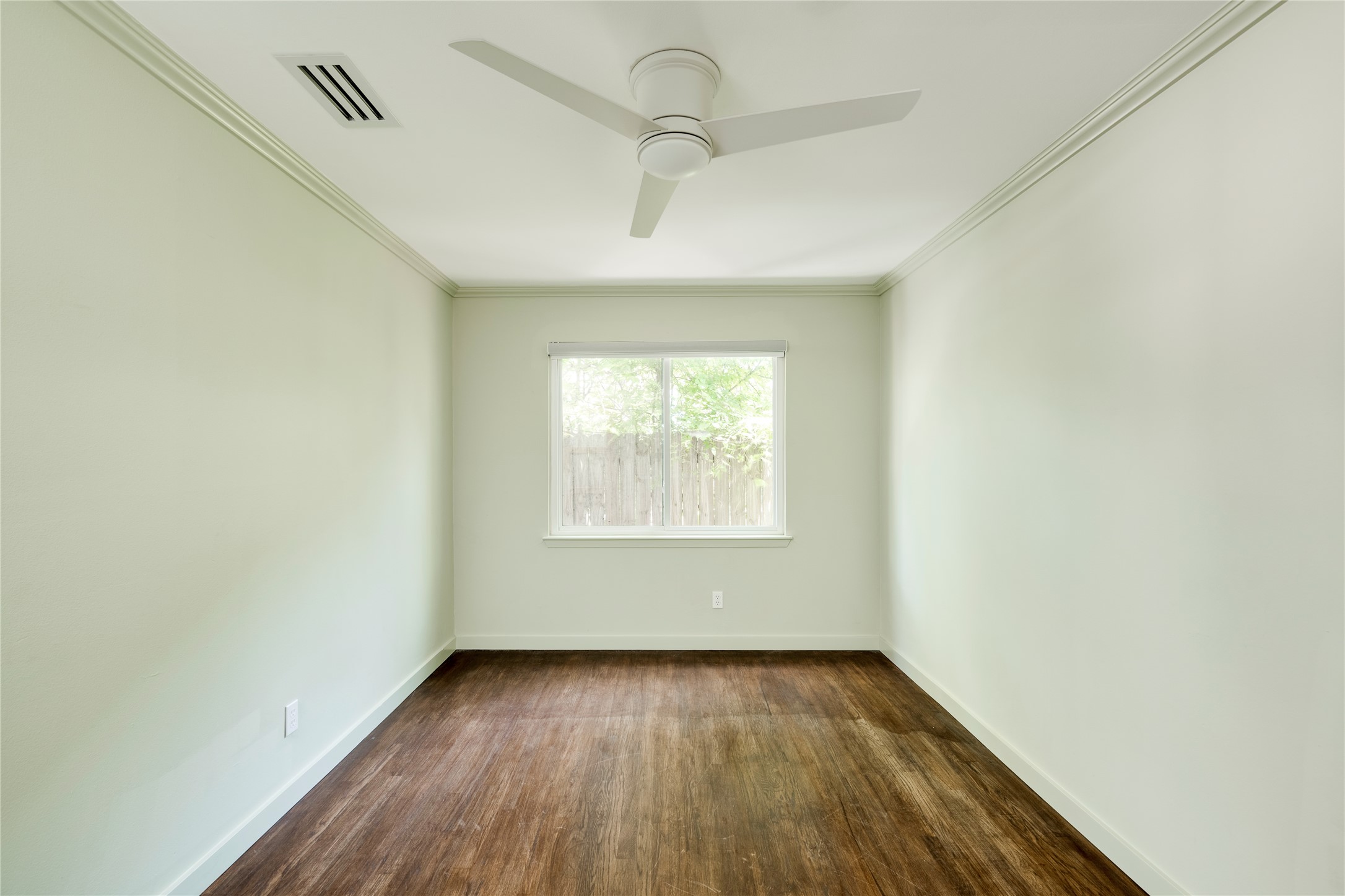 1707 Overhill Drive Austin, TX 78721 - Photo 13 of 36 Well-lit room featuring rich hardwood flooring and a contemporary ceiling fan for year-round comfort.