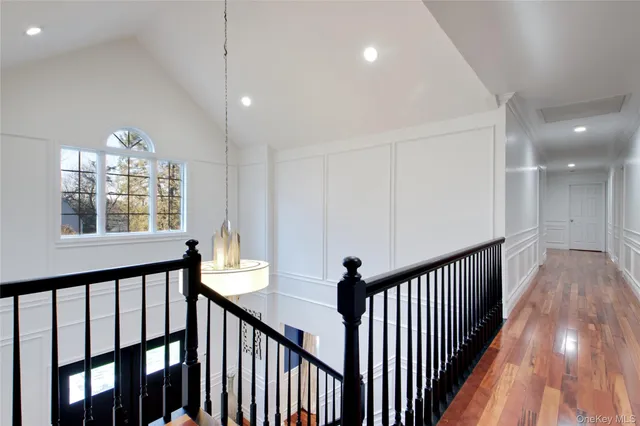 $2,899,000 | 50 Davis Lane, Roslyn, NY 11576