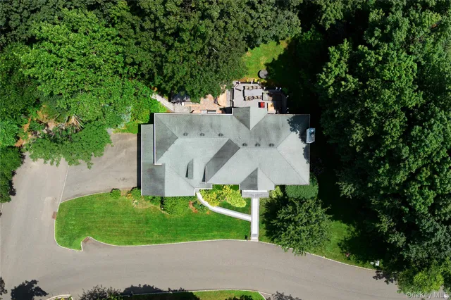 $2,899,000 | 50 Davis Lane, Roslyn, NY 11576