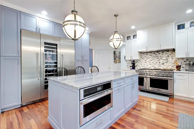 $2,899,000 | 50 Davis Lane, Roslyn, NY 11576