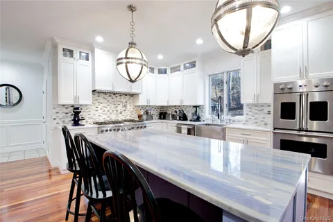 $2,699,000 | 50 Davis Lane, Roslyn, NY 11576