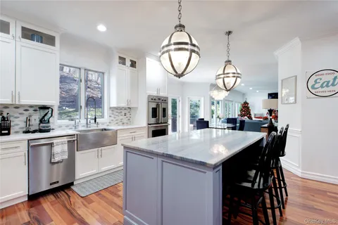 $2,899,000 | 50 Davis Lane, Roslyn, NY 11576