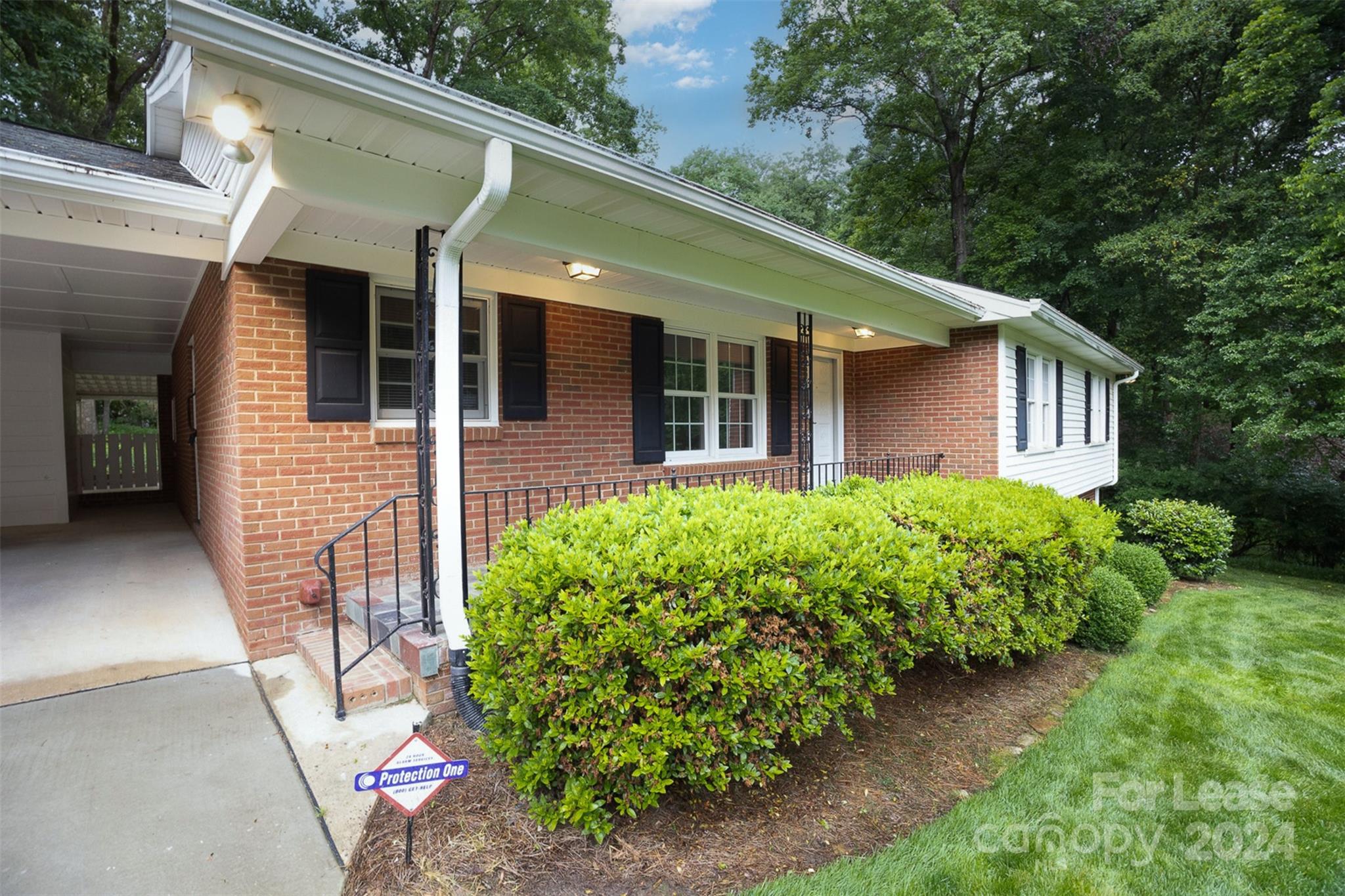 926 Shady Bluff Drive Charlotte, NC 28211 - Photo 3 of 44 a front view of a house with garden