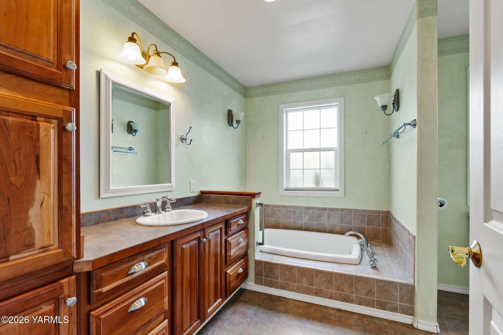 702 South 30th Avenue Yakima, WA 98902 - Photo 14 of 30 En Suite Bathroom