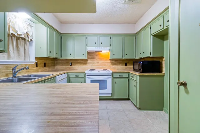 $240,000 | 108 West Viser Street, Madisonville, TX 77864