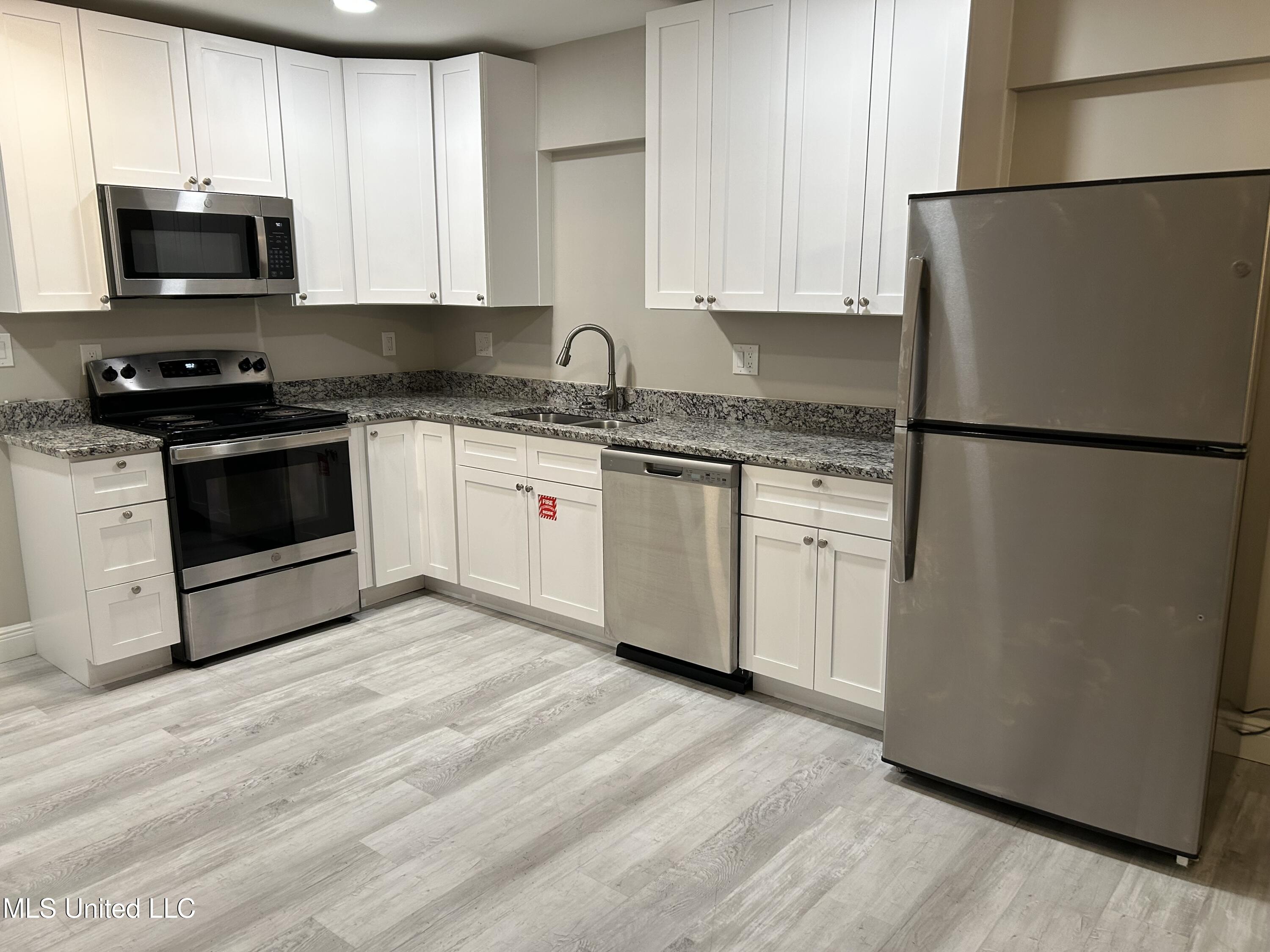 902 Howard Avenue, Unit 6 Biloxi, MS 39530 - Photo 3 of 8 IMG_2571