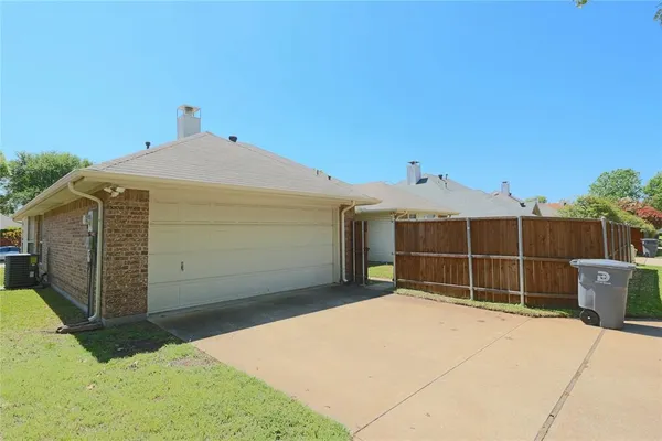 $2,800 | 6019 Mapleshade Lane, Dallas, TX 75252