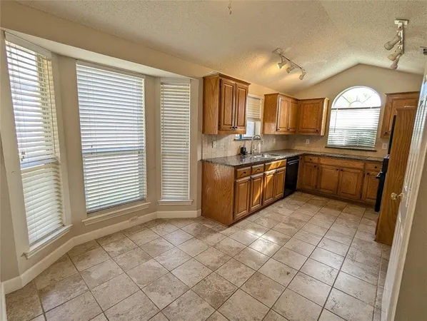 $2,800 | 6019 Mapleshade Lane, Dallas, TX 75252