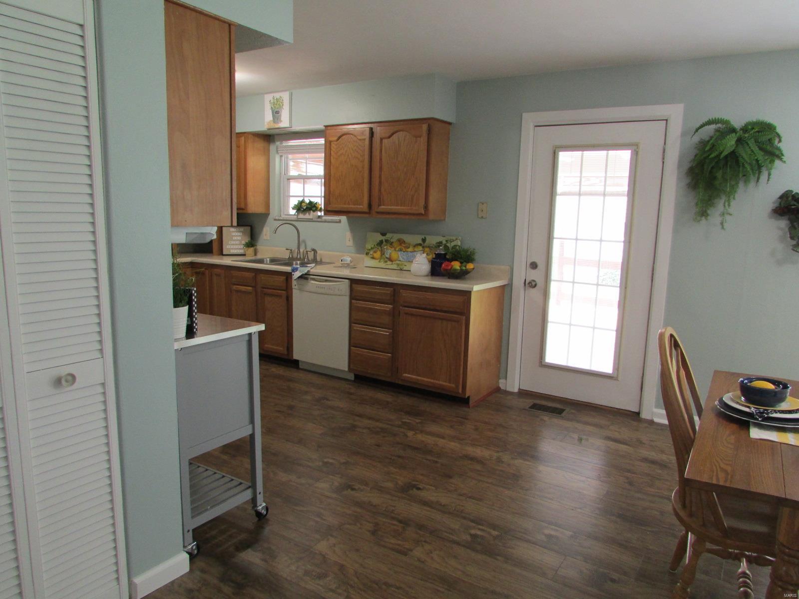 202 Doerr Street Roxana, IL 62084 - Photo 6 of 57