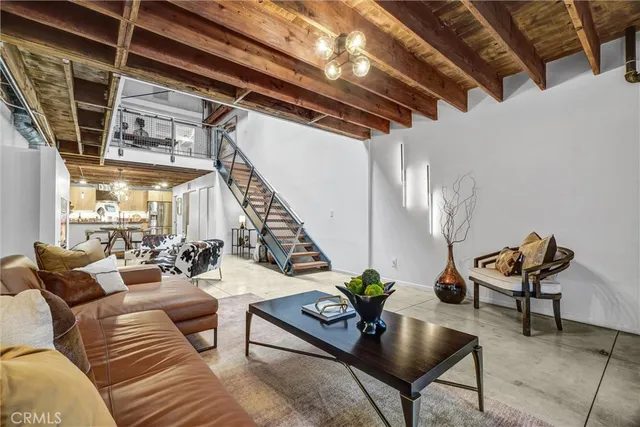 a view of entryway with patio