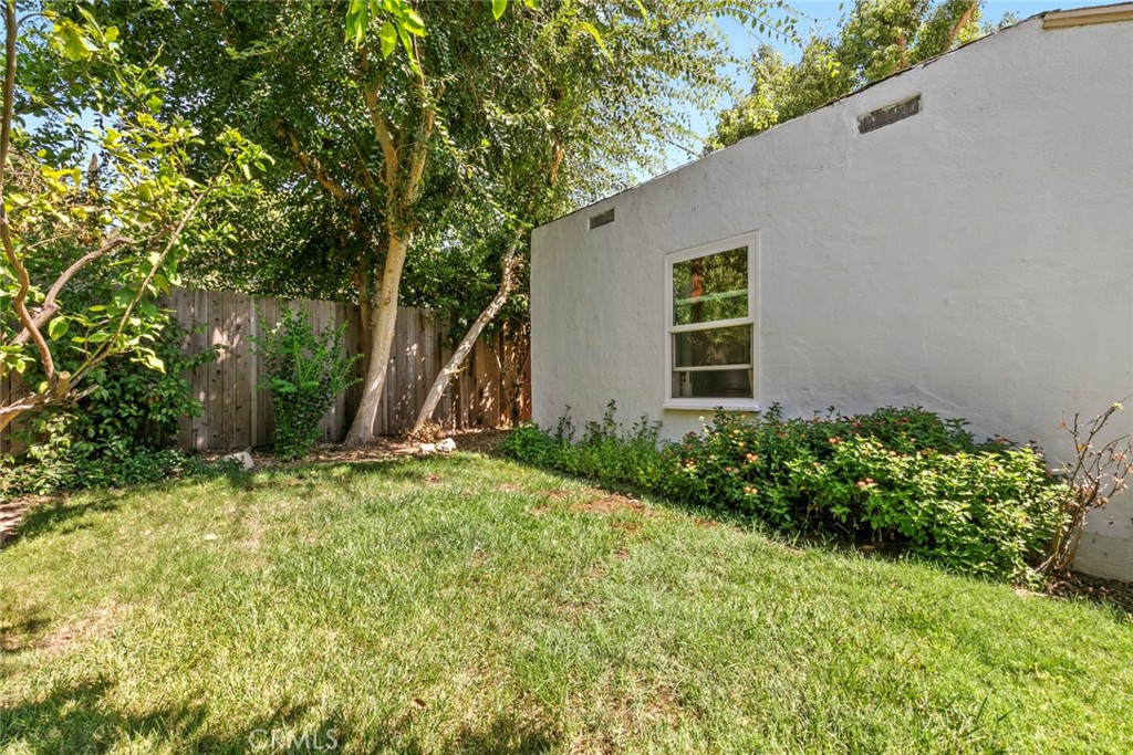 545 Spencer Street Glendale, CA 91202 - Photo 20 of 21 front view of a house with a yard