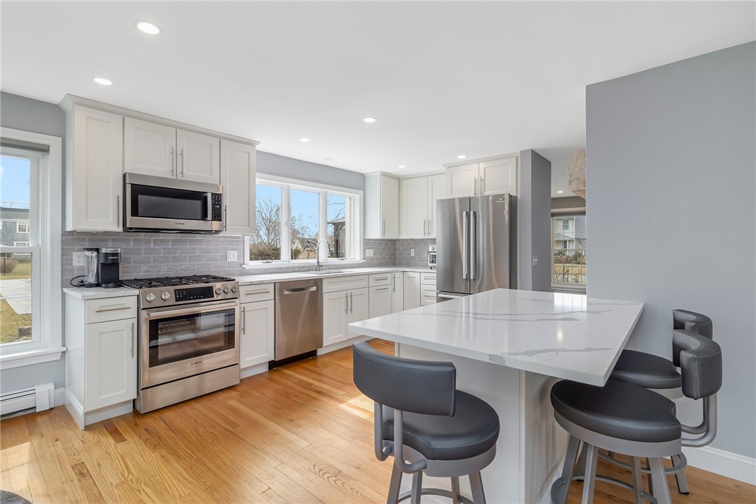 53 River Run Middletown, RI 02842 - Photo 4 of 33