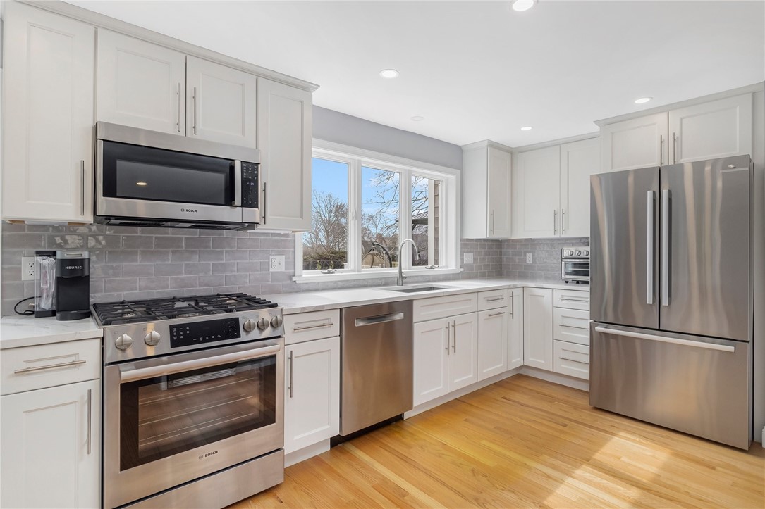 53 River Run Middletown, RI 02842 - Photo 10 of 33