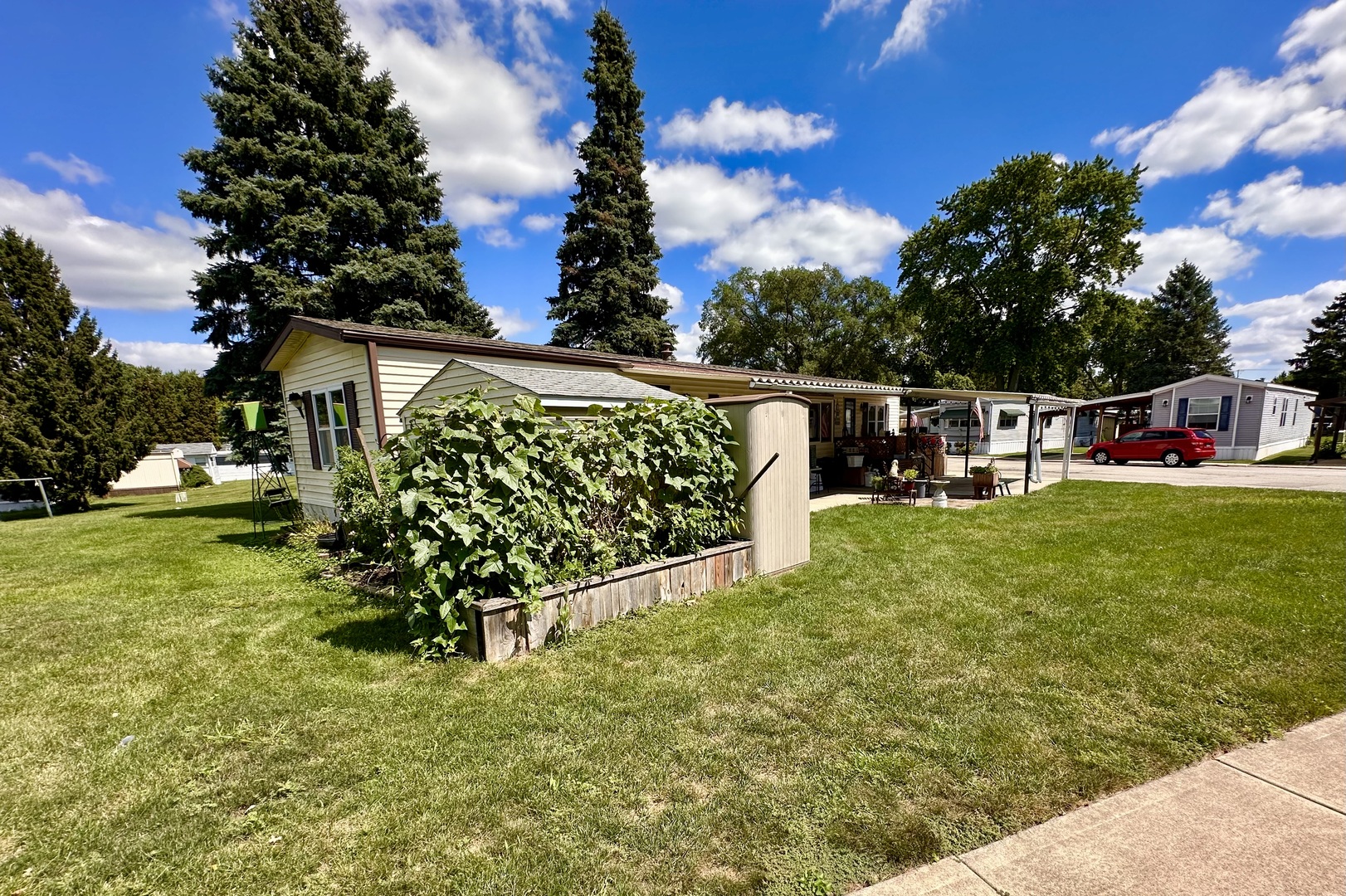 1336 Douglas Avenue, Unit 13 Montgomery, IL 60538 - Photo 18 of 23 a view of a garden with plants