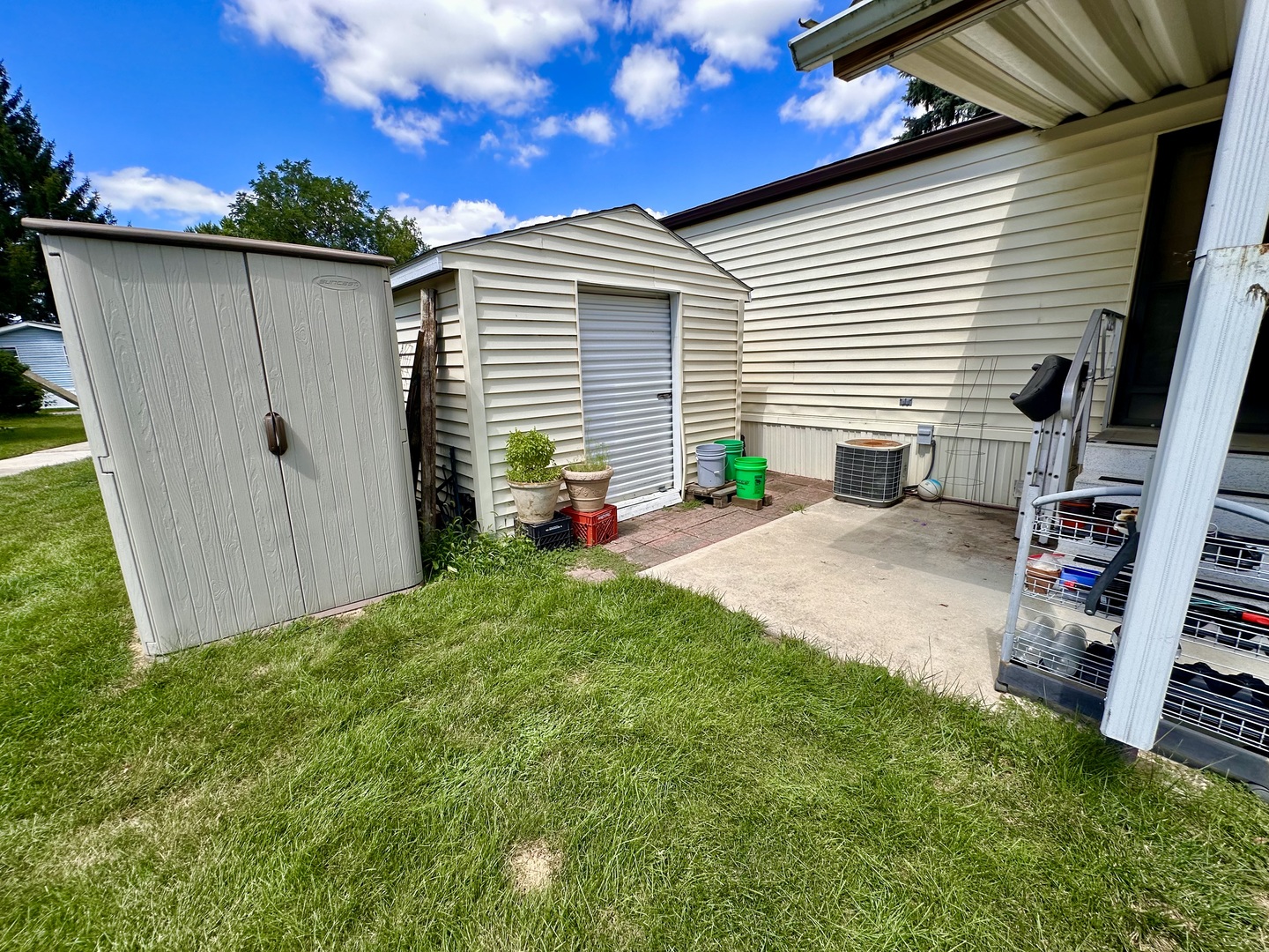 1336 Douglas Avenue, Unit 13 Montgomery, IL 60538 - Photo 20 of 23 a backyard of a house with table and chairs