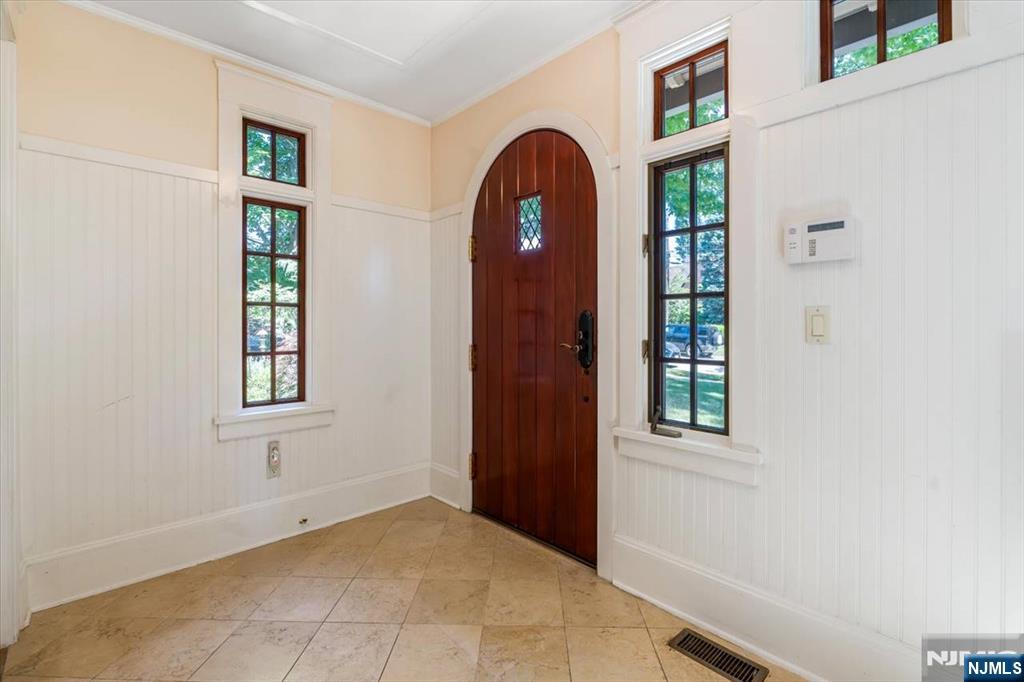 314 Winthrop Road Teaneck, NJ 07666 - Photo 5 of 49